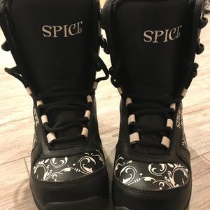 Snowboard boots